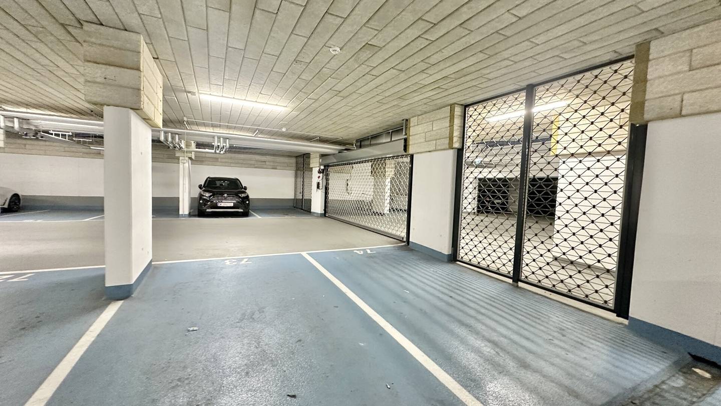 OLDTIMER FANS TAKE NOTICE - Garage parking space for rent!