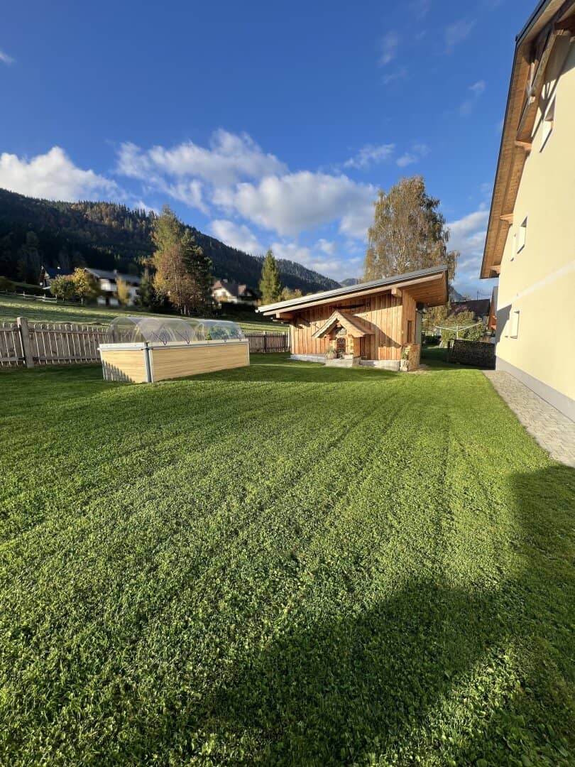 Zwei/Dreifamilienhaus, Nebengebäude und Garagengebäude mit Wohnung, voll unterkellert