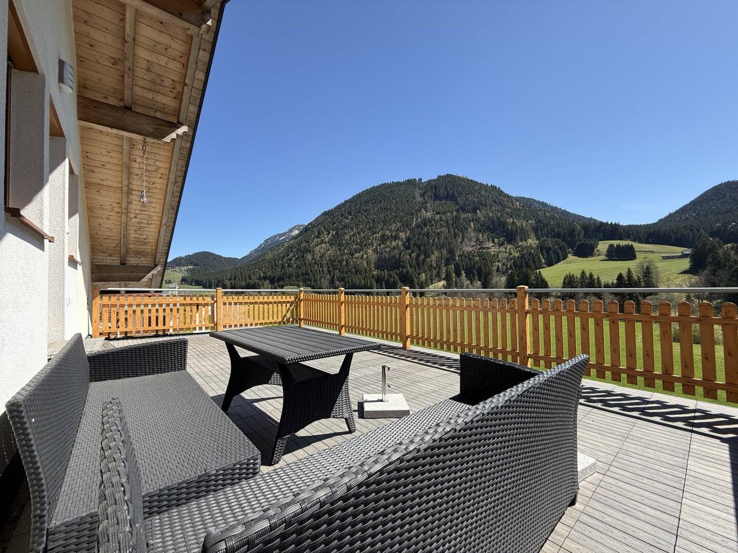 Zwei/Dreifamilienhaus, Nebengebäude und Garagengebäude mit Wohnung, voll unterkellert