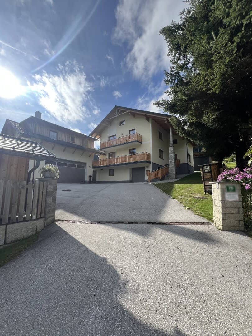 Zwei/Dreifamilienhaus, Nebengebäude und Garagengebäude mit Wohnung, voll unterkellert