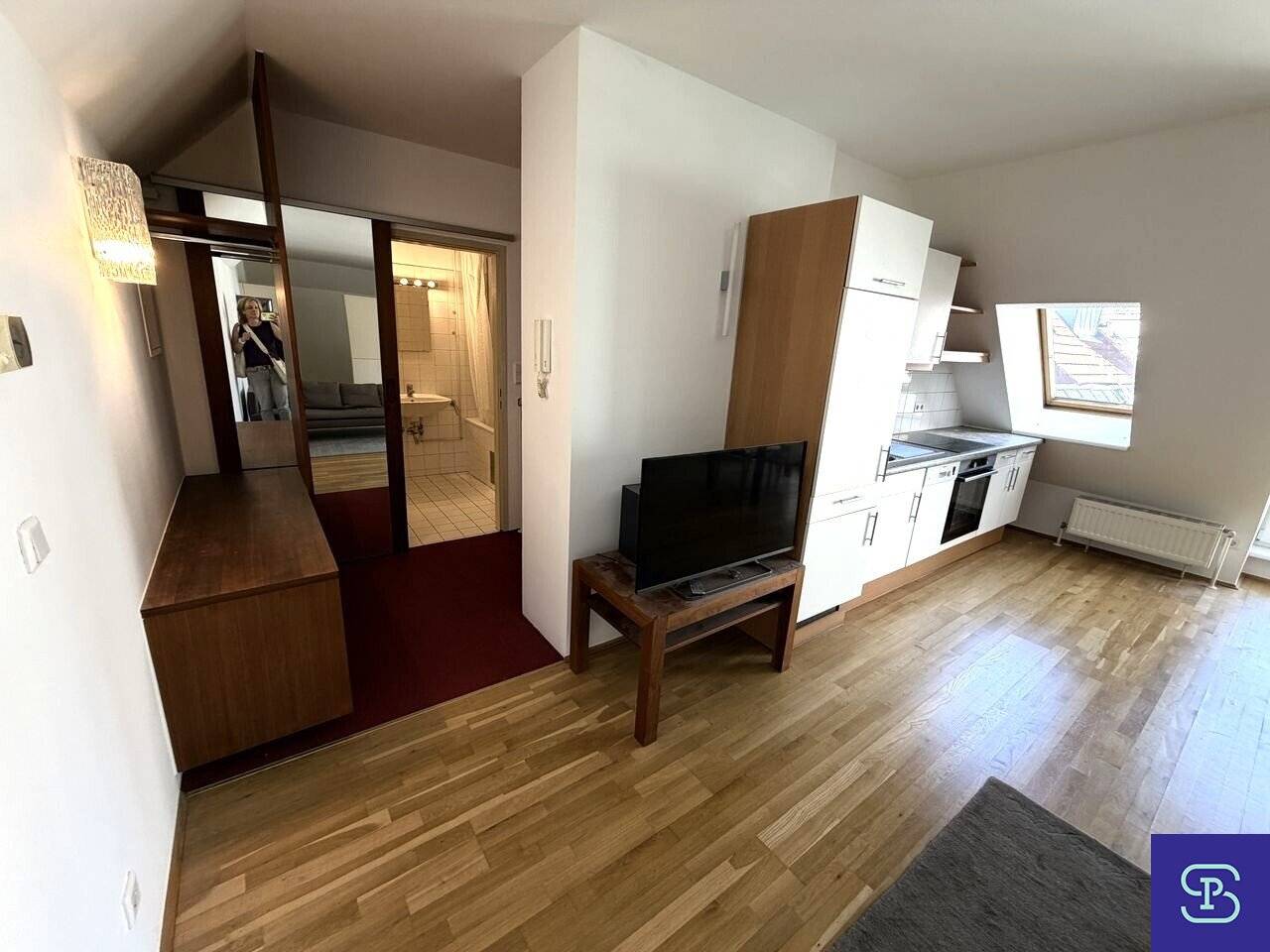 Commission-free: Air-conditioned 56.5 m² attic apartment + 40 m² terrace in top location - 1080 Vienna