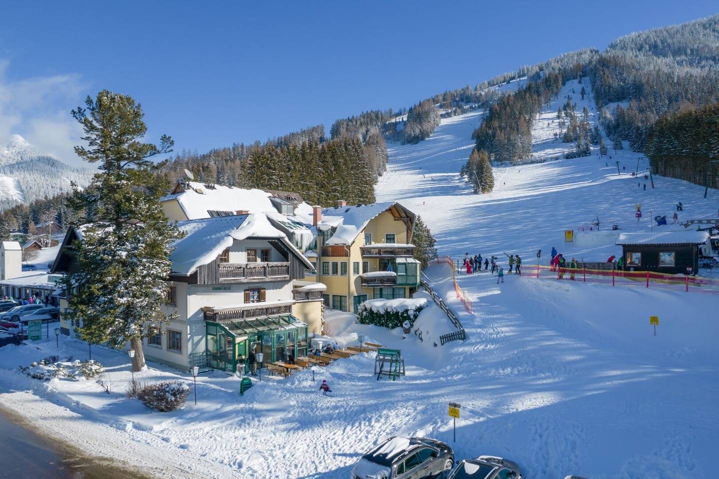 Charmantes Hotel & Schiberg: Ihr Schlüssel zur Bergwelt mit FIS homolgierten Skipisten und vielseitigen Freizeitmöglichkeiten!