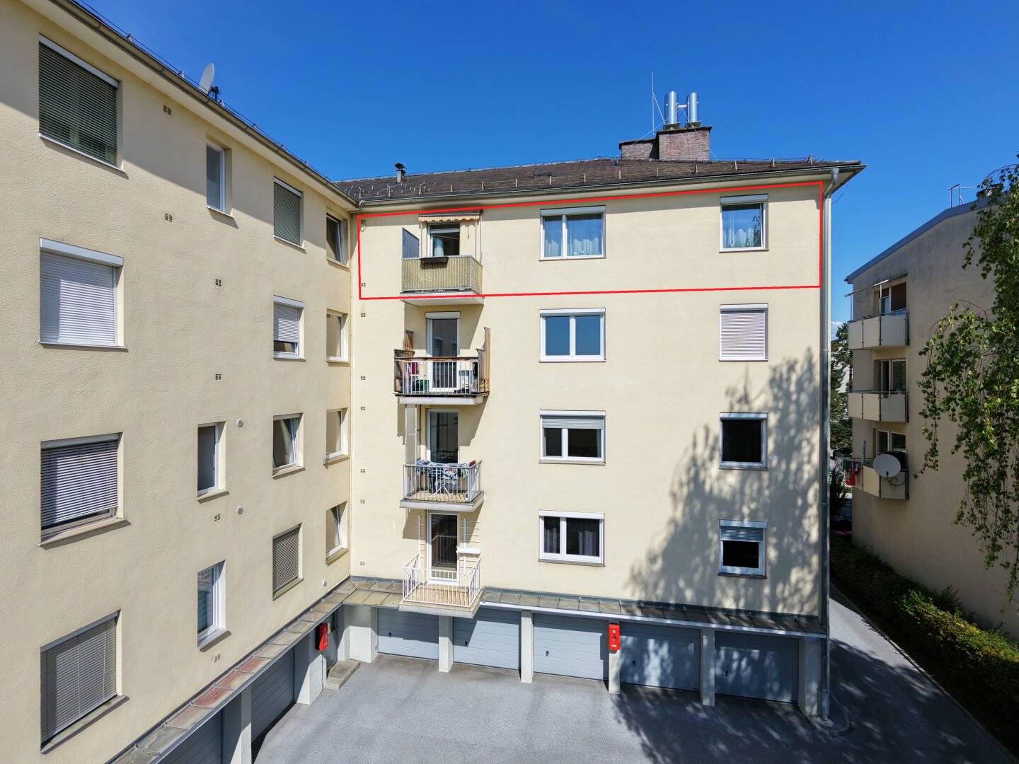 Ruhige Lage mit Blick ins Grüne - Stilvoll möblierte 2,5-Zimmer-Wohnung mit Balkon