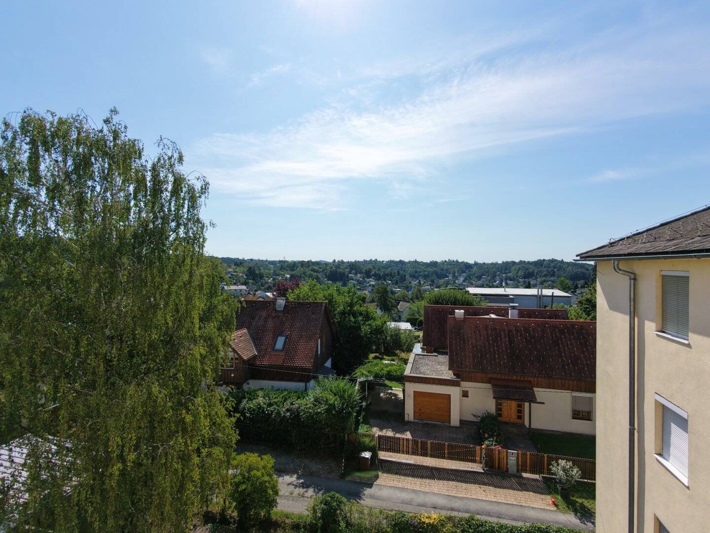 Ruhige Lage mit Blick ins Grüne - Stilvoll möblierte 2,5-Zimmer-Wohnung mit Balkon