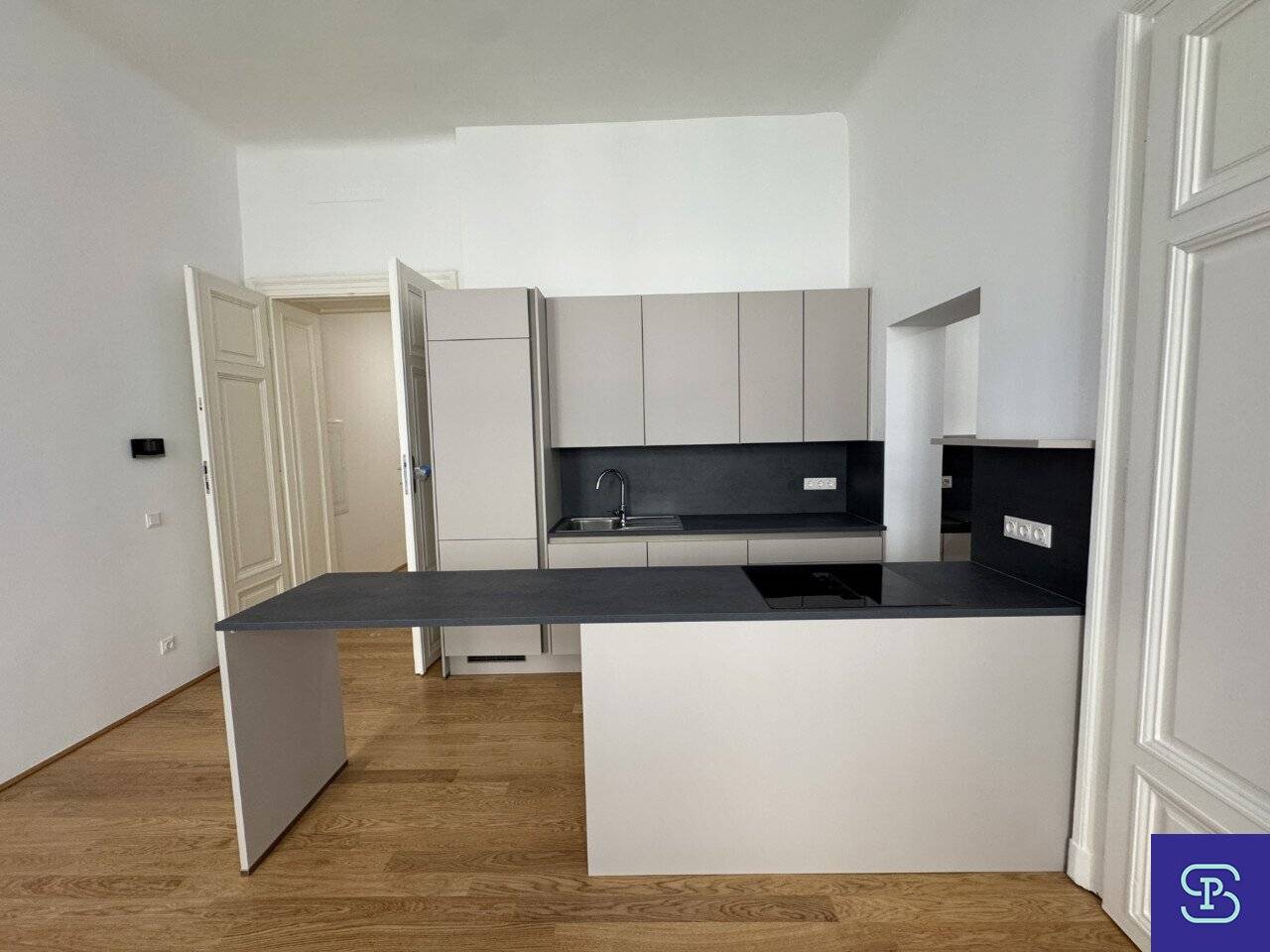 Commission-free: Quiet 150 m² first occupancy with 4 rooms + balcony in top location - 1080 Wien? But without question mark? No punctuation at end.