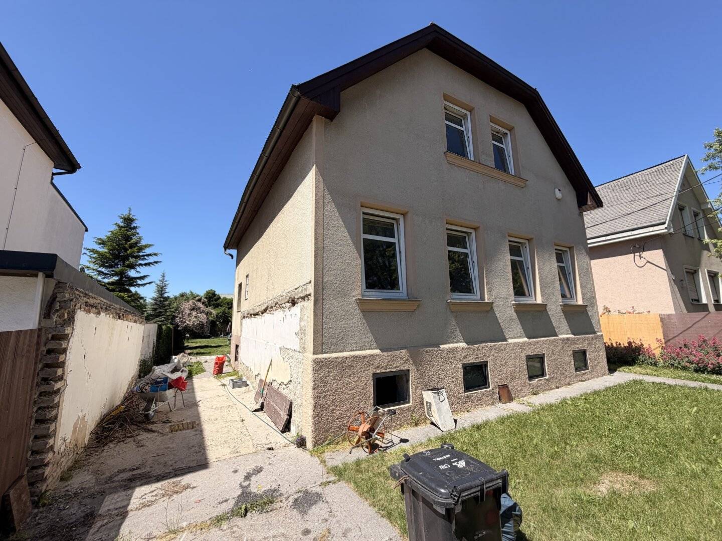 House in need of renovation with approved submission and demolition permit, your chance with development potential