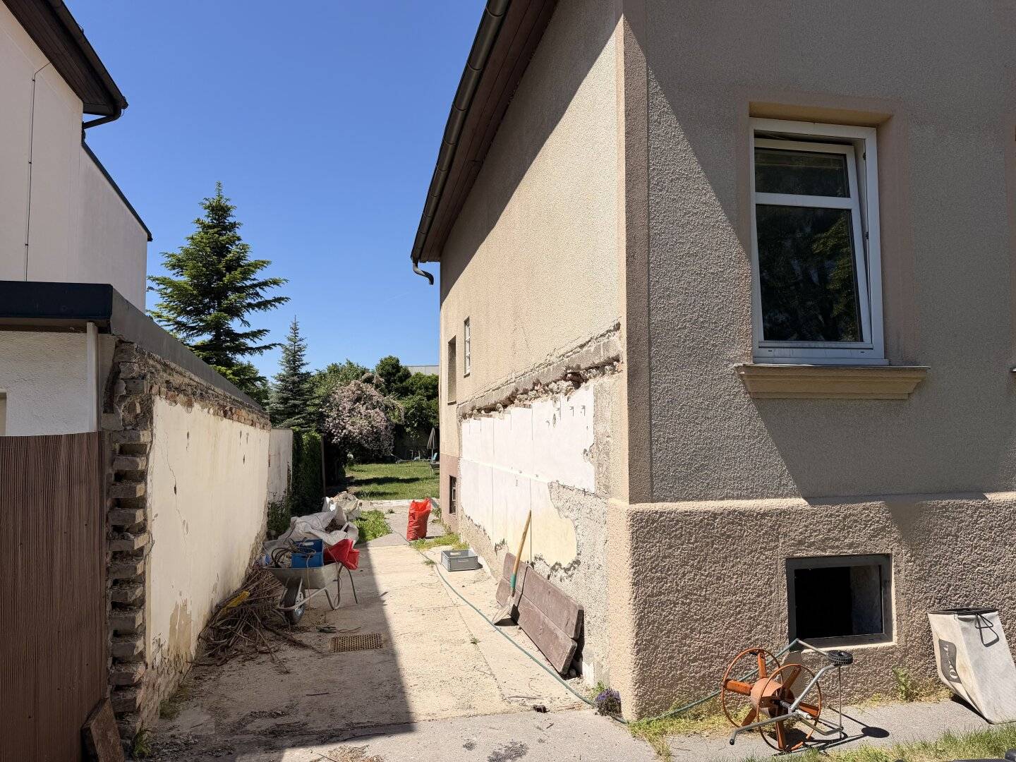 House in need of renovation with approved submission and demolition permit, your chance with development potential