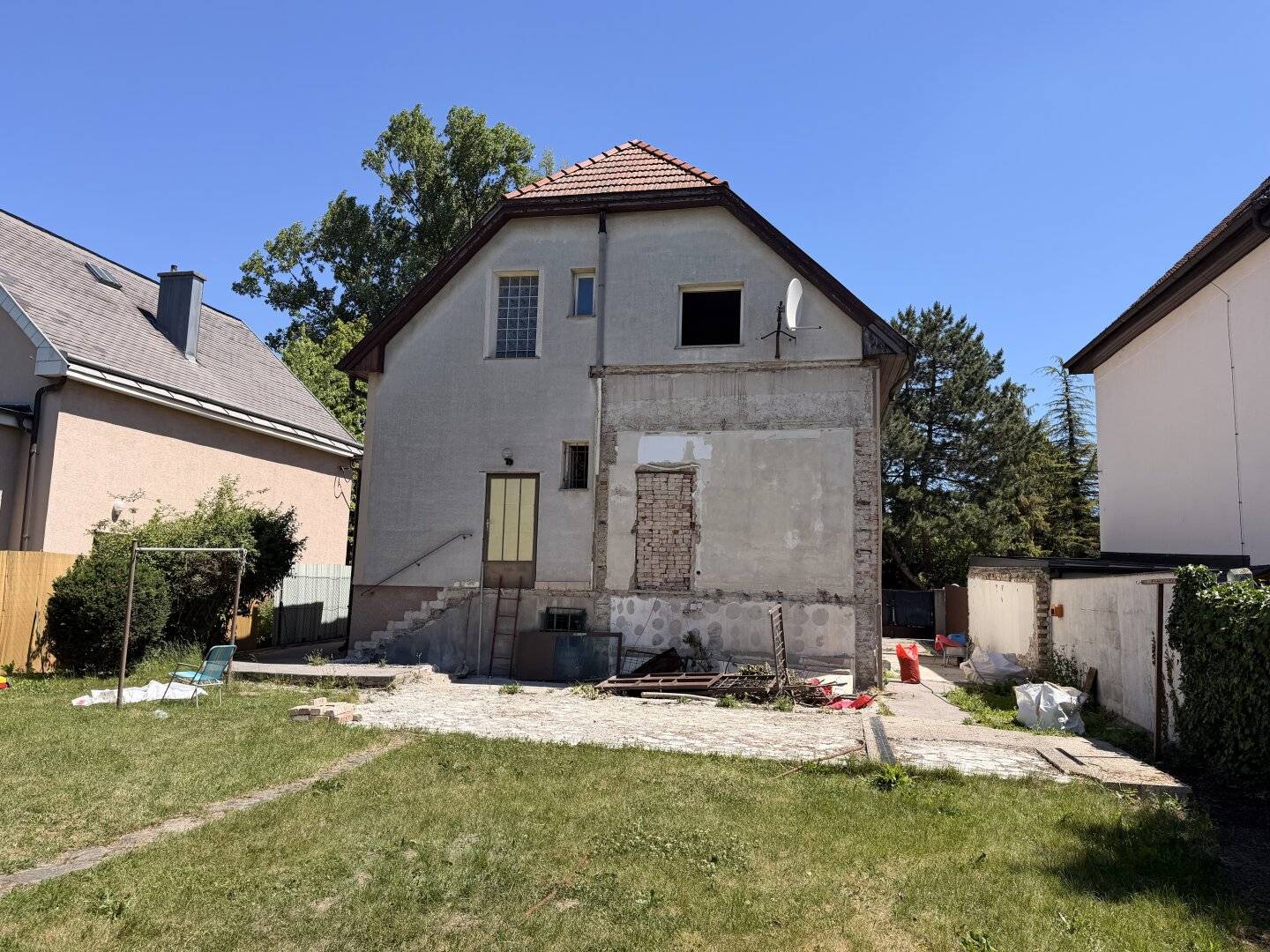 House in need of renovation with approved submission and demolition permit, your chance with development potential