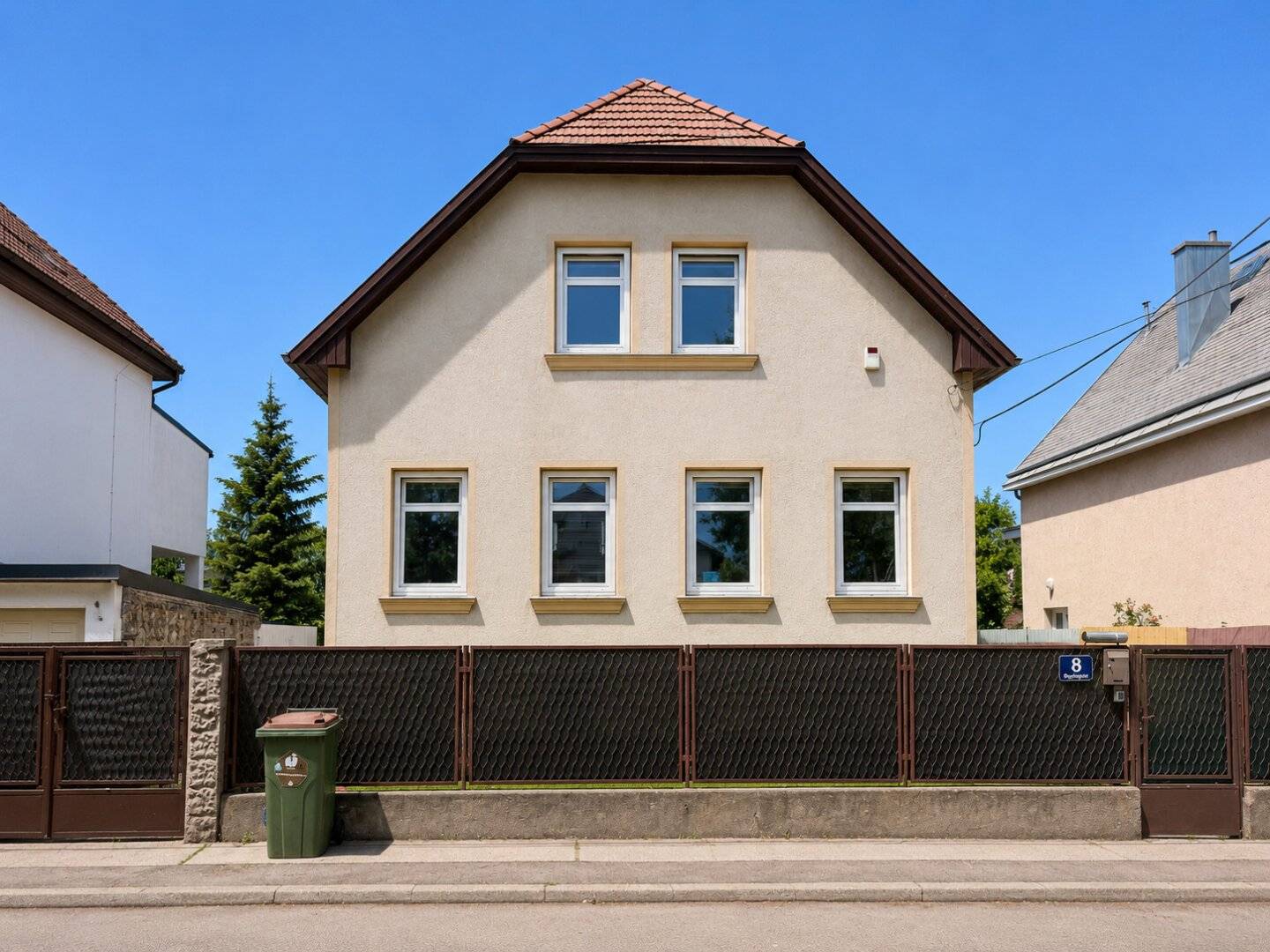 House in need of renovation with approved submission and demolition permit, your chance with development potential