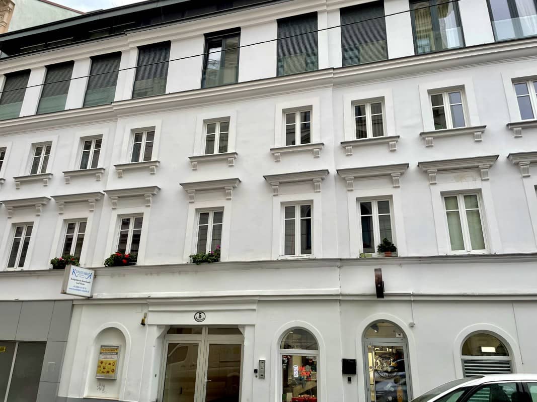 Apartment in a Biedermeier building with elevator