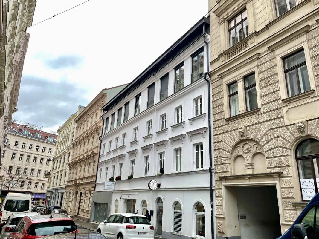 Apartment in a Biedermeier building with elevator