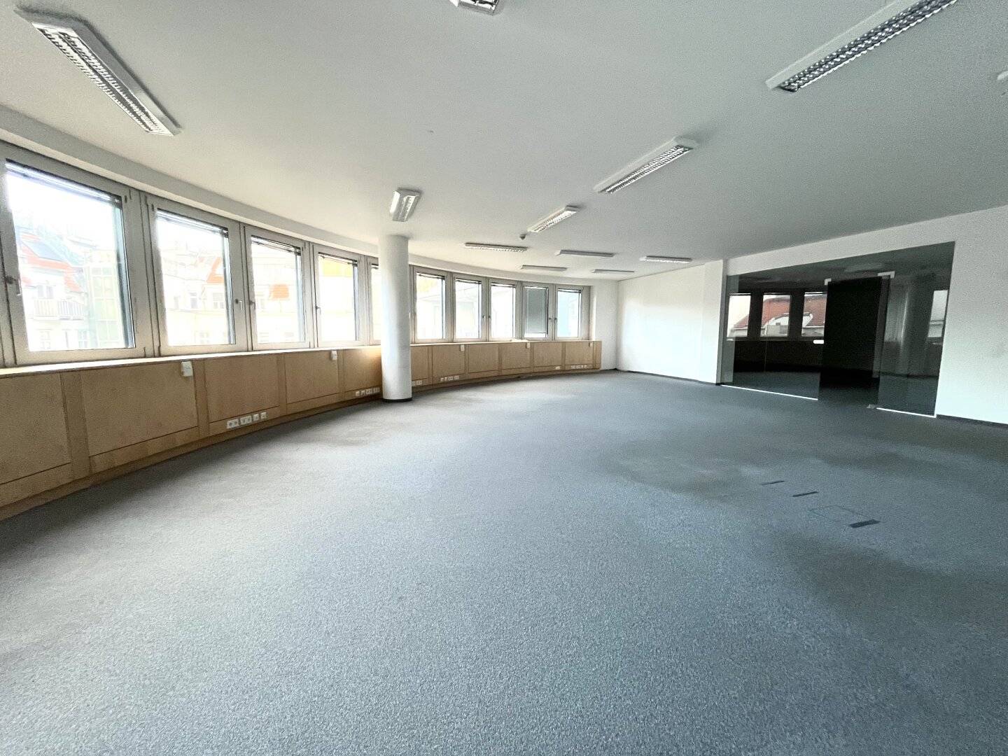 Modern office space with 706 m² in a central location