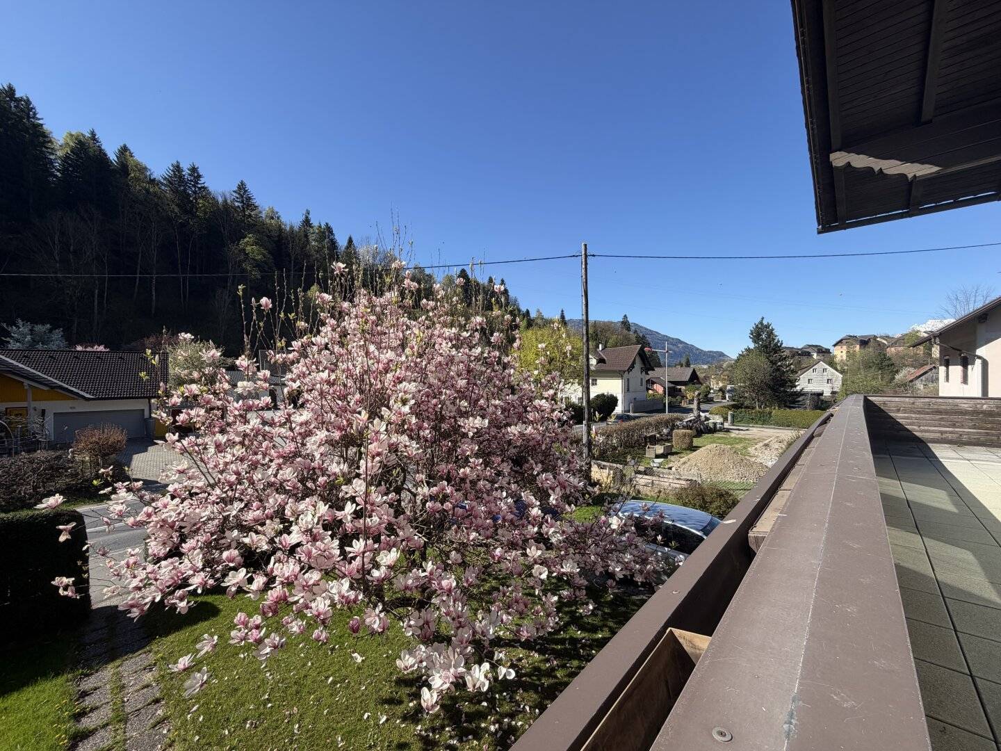 Großes Wohnhaus mit gemütlicher Bauernstube, offenem Kamin, Kachelofen, Garage und süd-westseitiger Terrasse