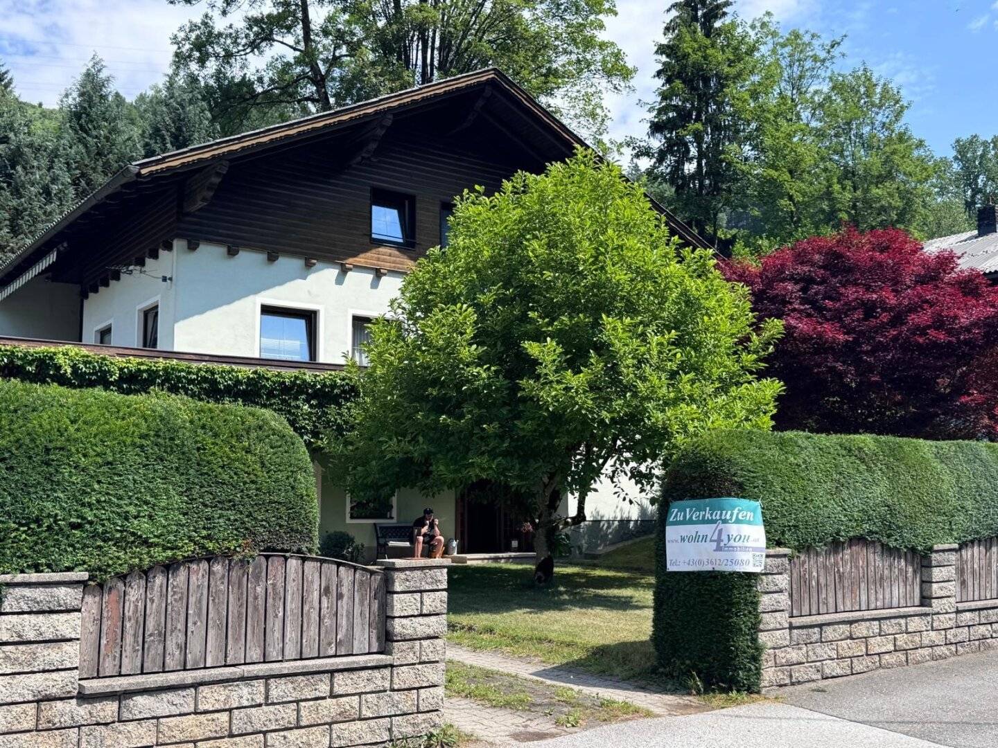 Großes Wohnhaus mit gemütlicher Bauernstube, offenem Kamin, Kachelofen, Garage und süd-westseitiger Terrasse