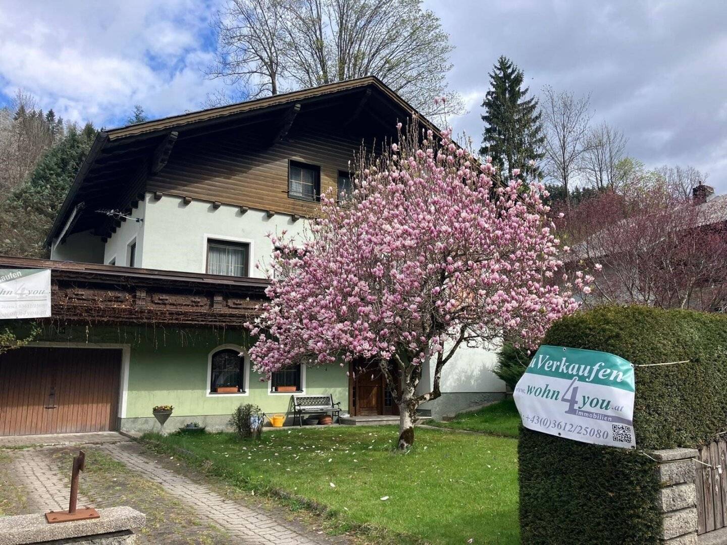 Großes Wohnhaus mit gemütlicher Bauernstube, offenem Kamin, Kachelofen, Garage und süd-westseitiger Terrasse