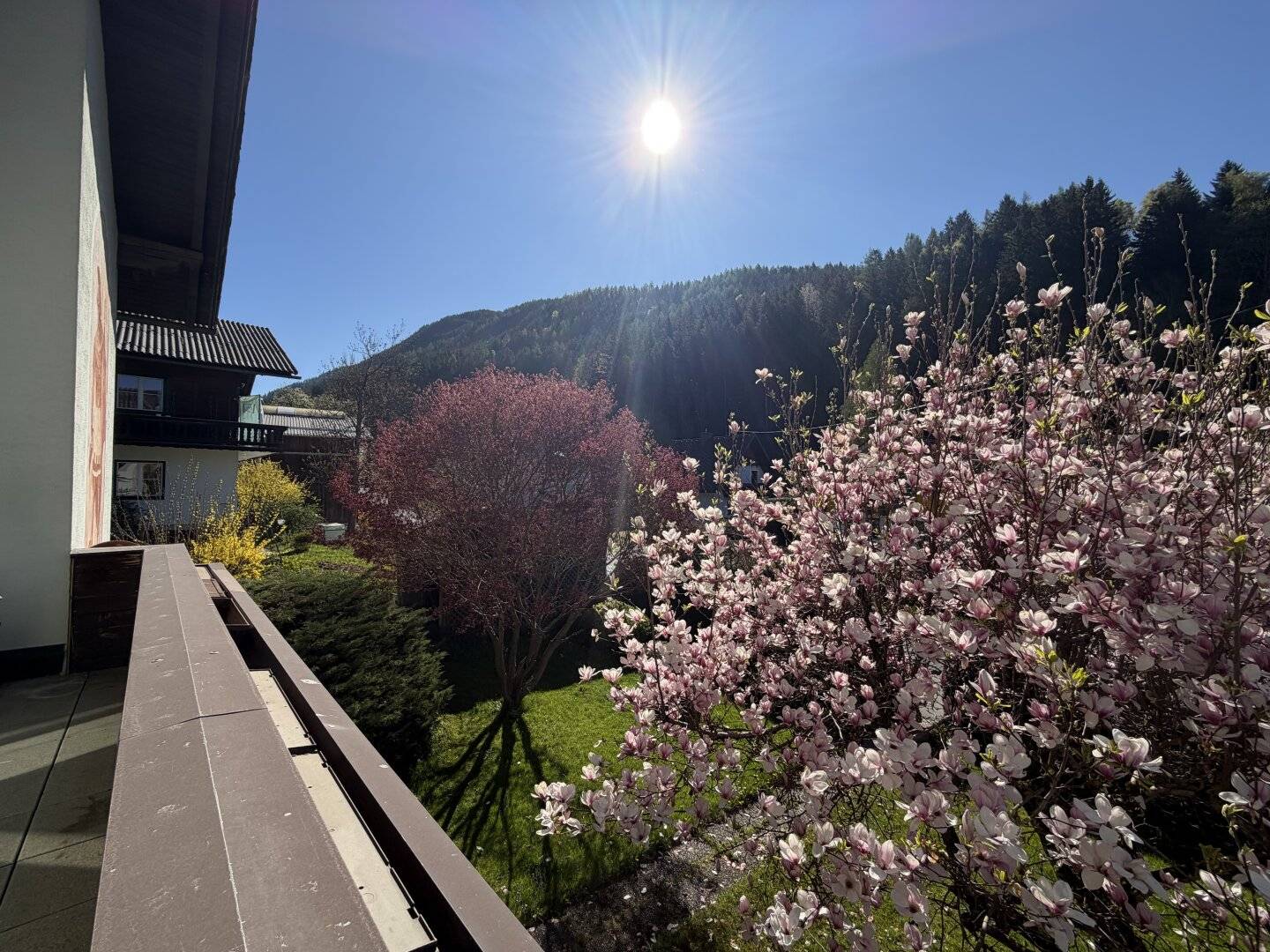 Großes Wohnhaus mit gemütlicher Bauernstube, offenem Kamin, Kachelofen, Garage und süd-westseitiger Terrasse