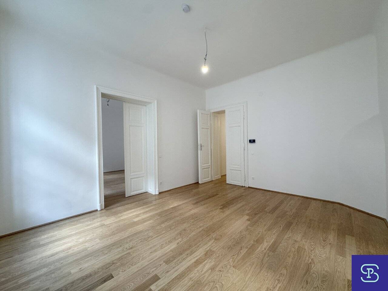 Commission-free: Quiet 106 m² first occupancy with 3 rooms and built-in kitchen in top location 1080 Vienna