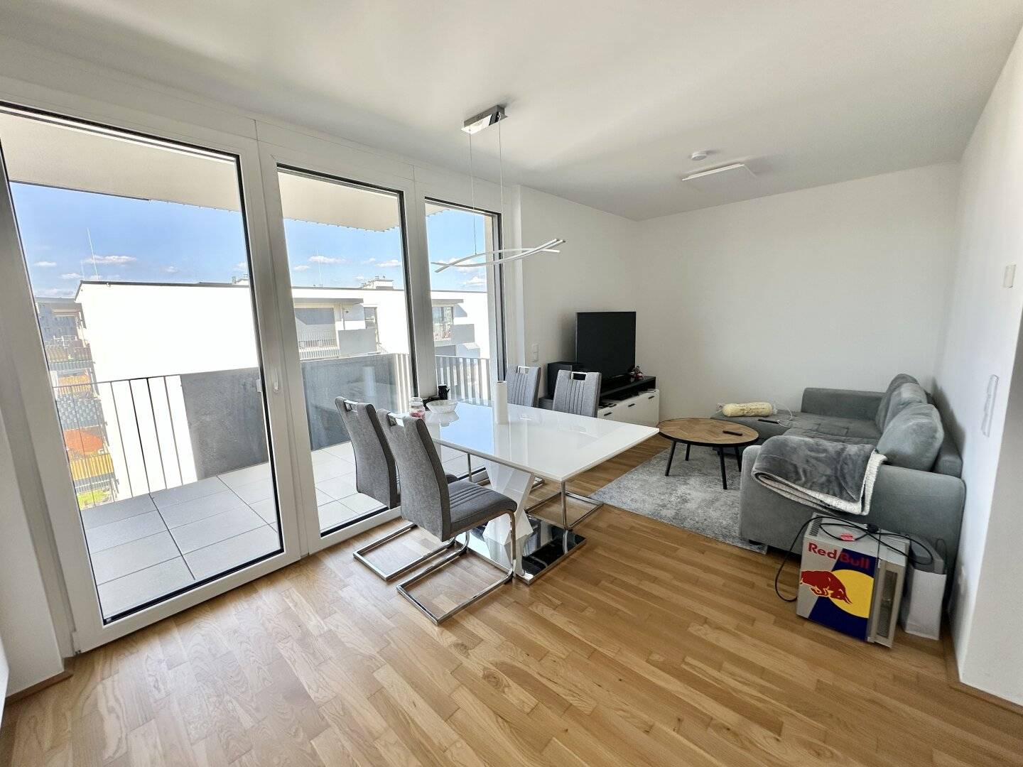 Modern 2 room apartment with balcony commission free near U1 Kagraner Platz