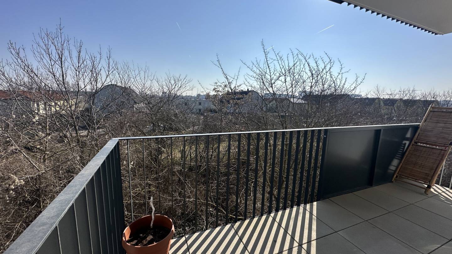 Modern 2 room apartment with balcony commission free near U1 Kagraner Platz