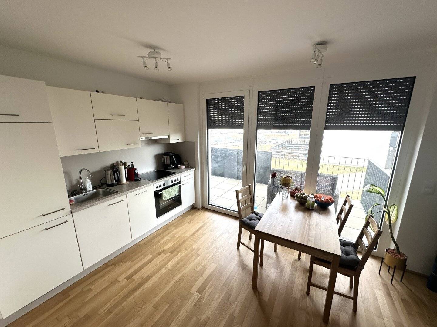 Modern 2 room apartment with balcony commission free near U1 Kagraner Platz