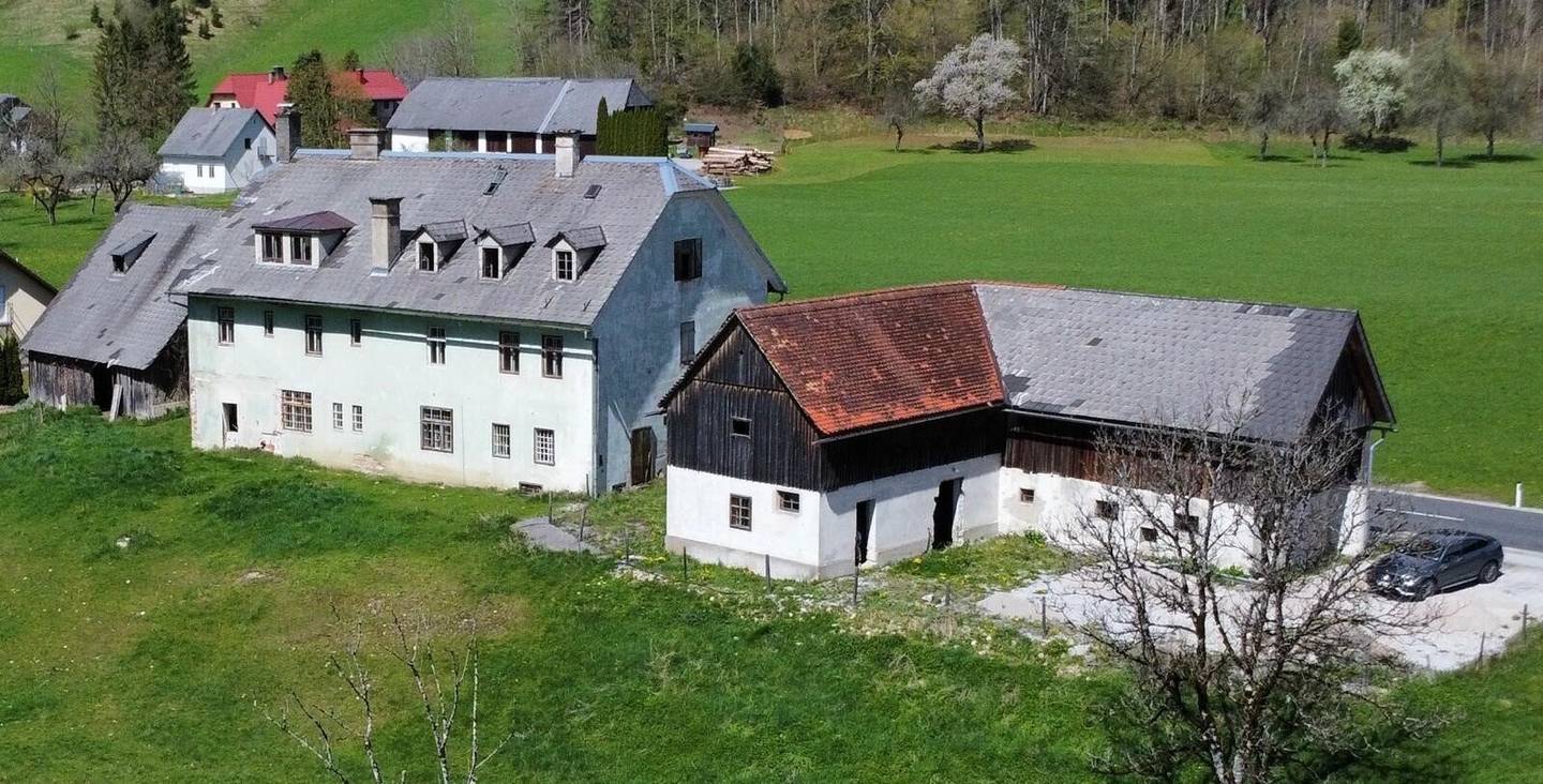 Sanierungsbedürftiges Wohnhaus und Baugrundstücke