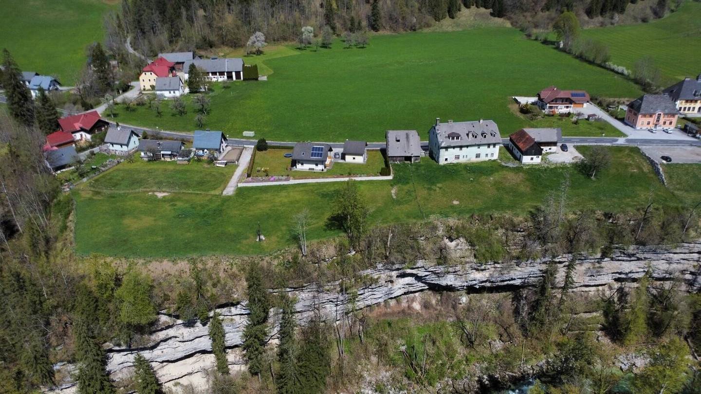 Sanierungsbedürftiges Wohnhaus und Baugrundstücke