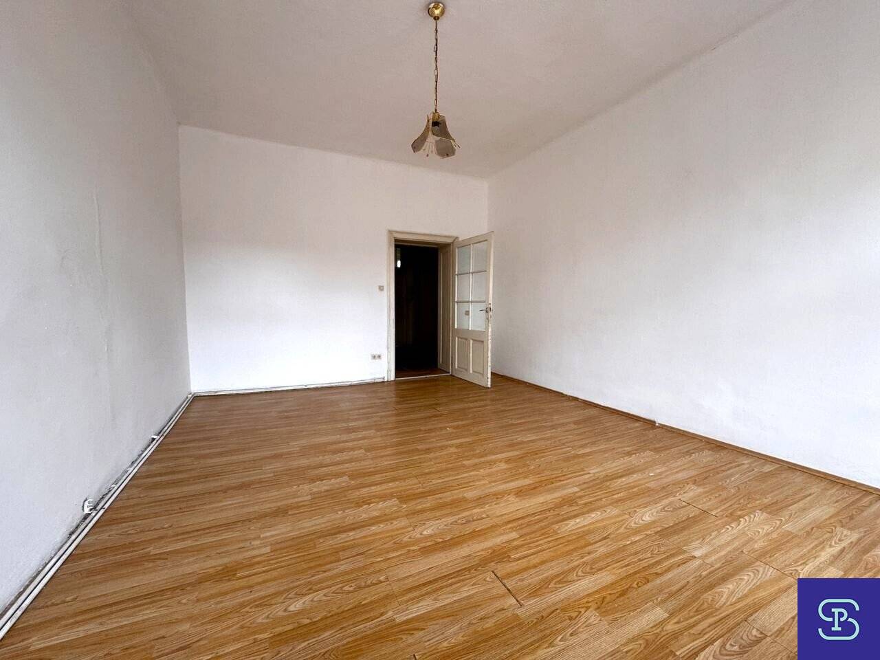 Renovation needed 49 m² old building with 1.5 rooms in top location 1060 Vienna