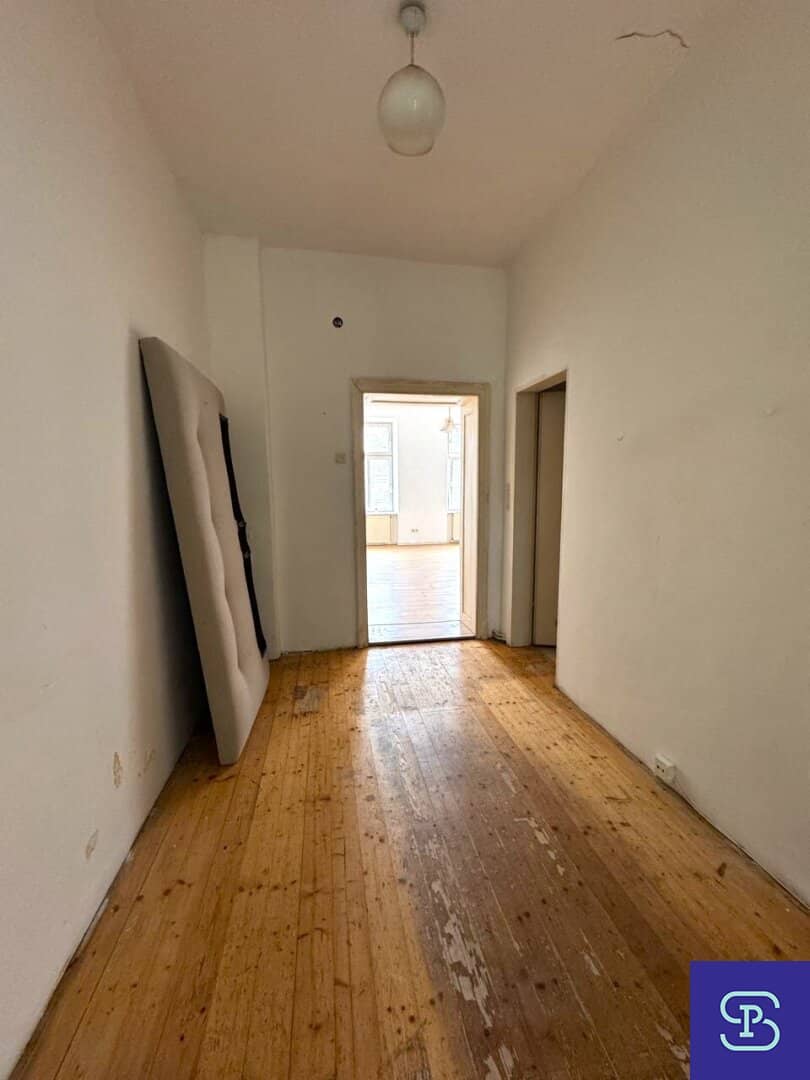 Renovation needed 49 m² old building with 1.5 rooms in top location 1060 Vienna