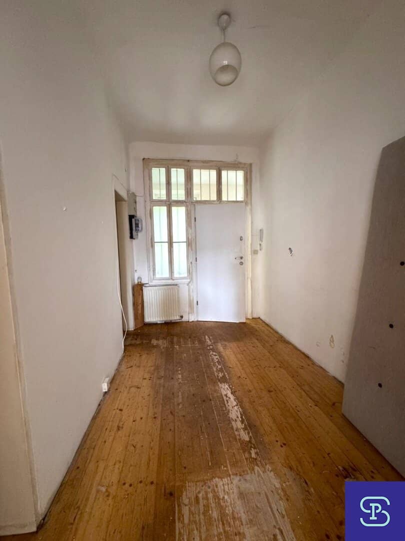 Renovation needed 49 m² old building with 1.5 rooms in top location 1060 Vienna
