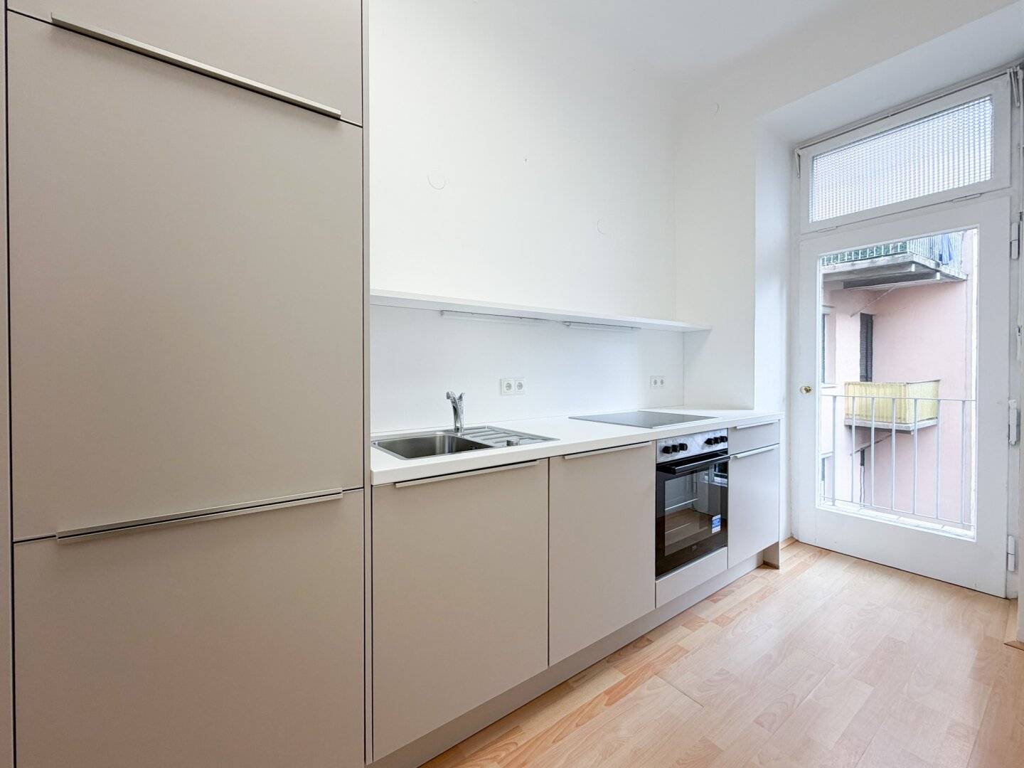 Großzügige Altbauwohnung mit 3 Zimmern, Extraküche und 2 Balkonen nahe der Mur