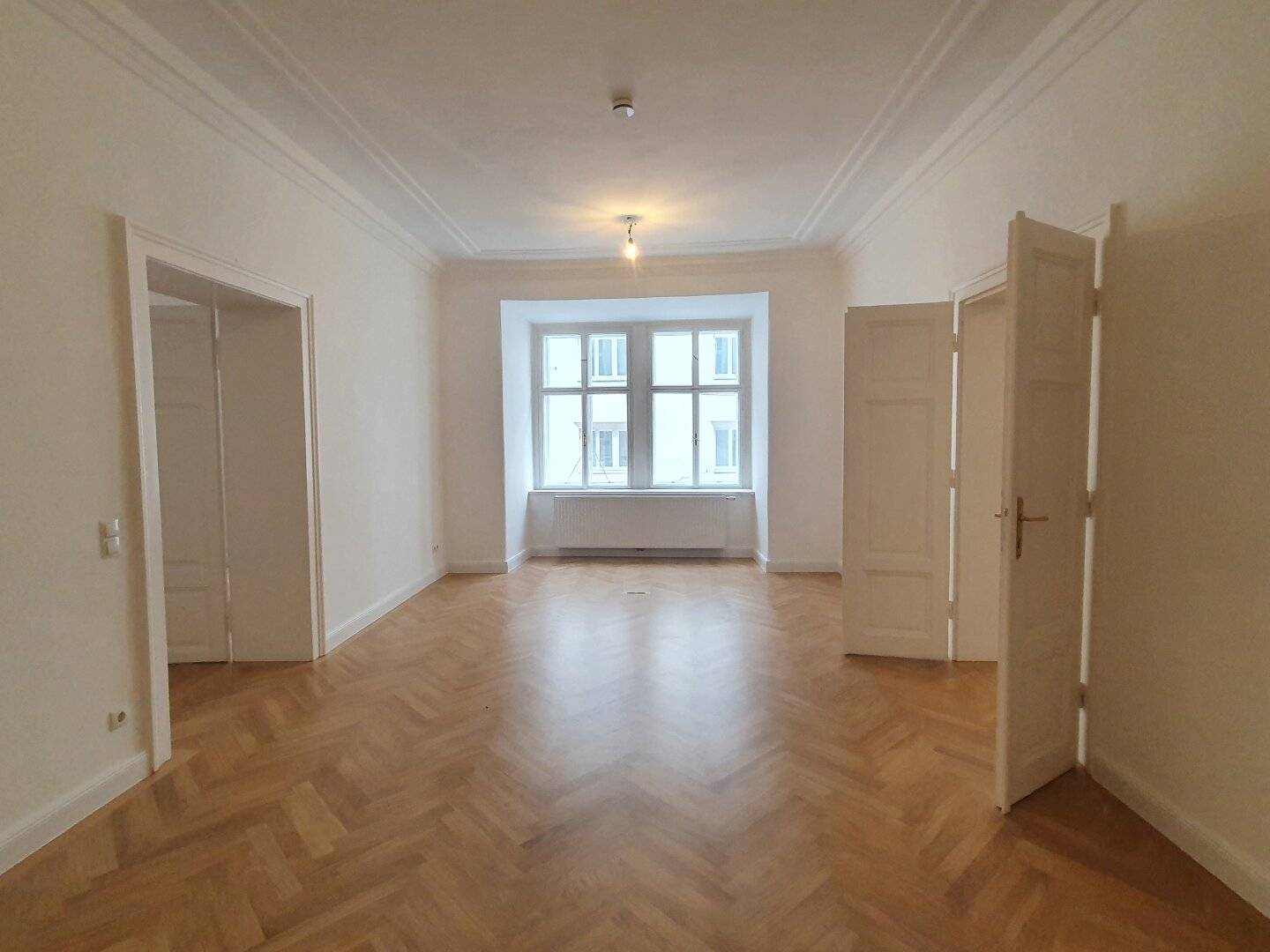 Attractive office with old building charm in Wollzeile