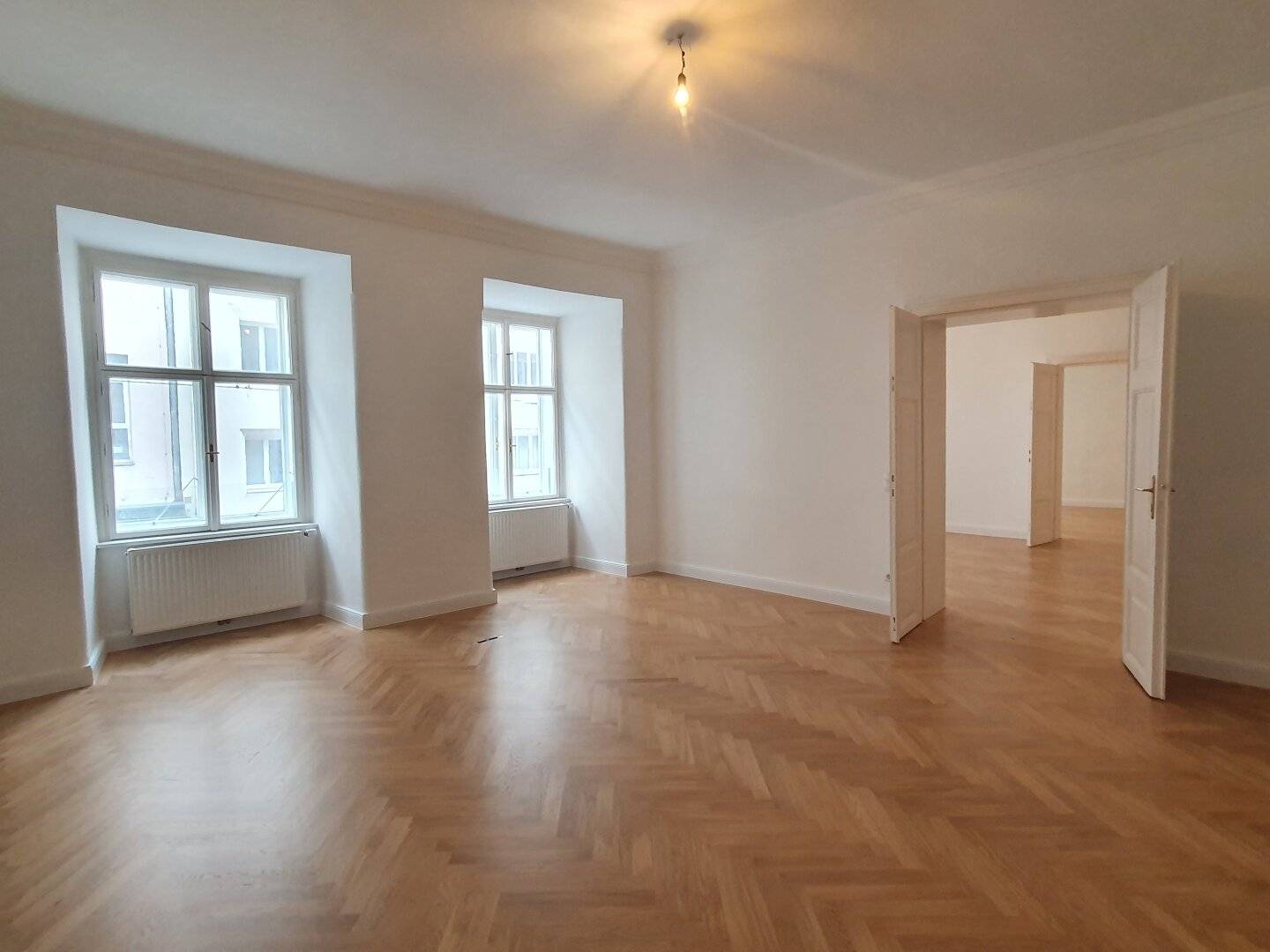 Attractive office with old building charm in Wollzeile