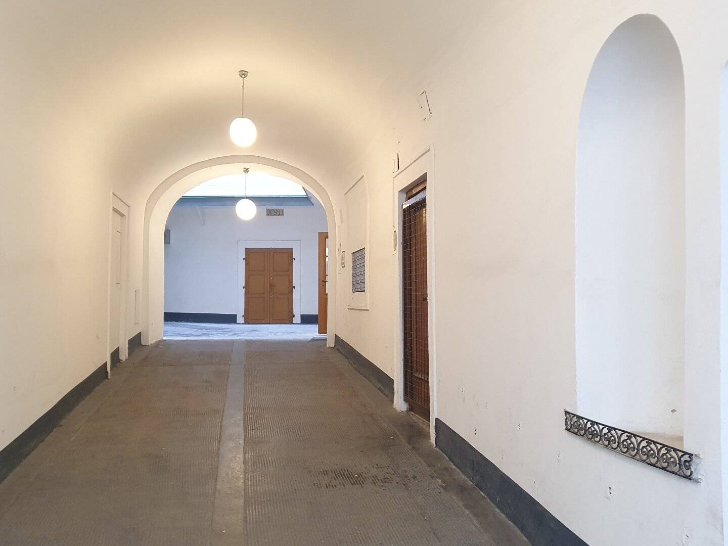 Attractive office with old building charm in Wollzeile