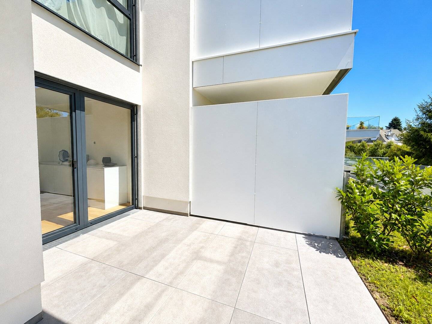 Exclusive living at the Ruckerlberg 3 room dream apartment with private garden commission free
