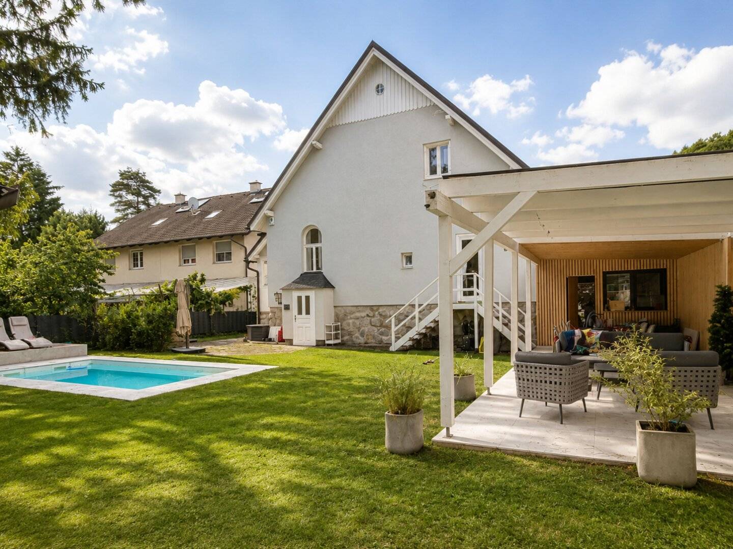 Einfamilienhaus mit Pool, Sauna &amp; Photovoltaikanlage in Wien-Liesing
