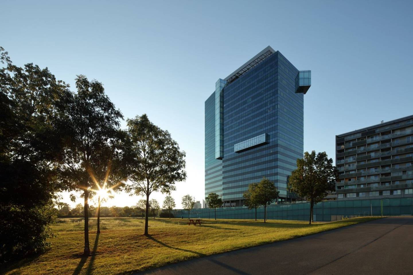Großzügige, moderne Bürofläche mit tollem Ausblick - Saturn Tower