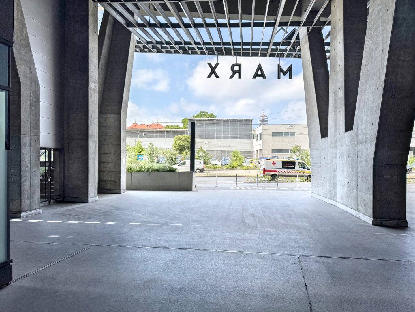 370 m² modern loft shop space | 4 m room height