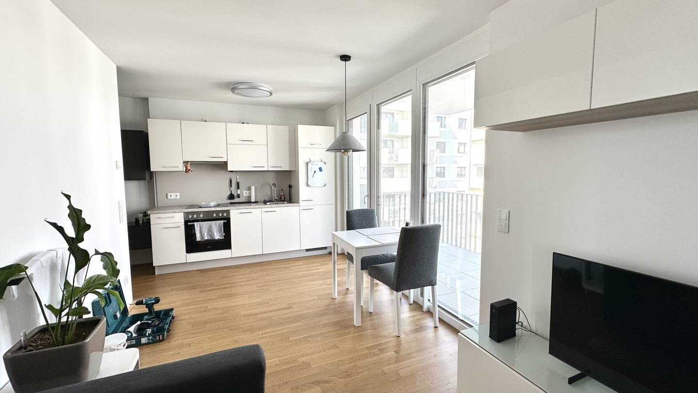 Modern 2-room apartment with balcony near U1 (commission-free!)