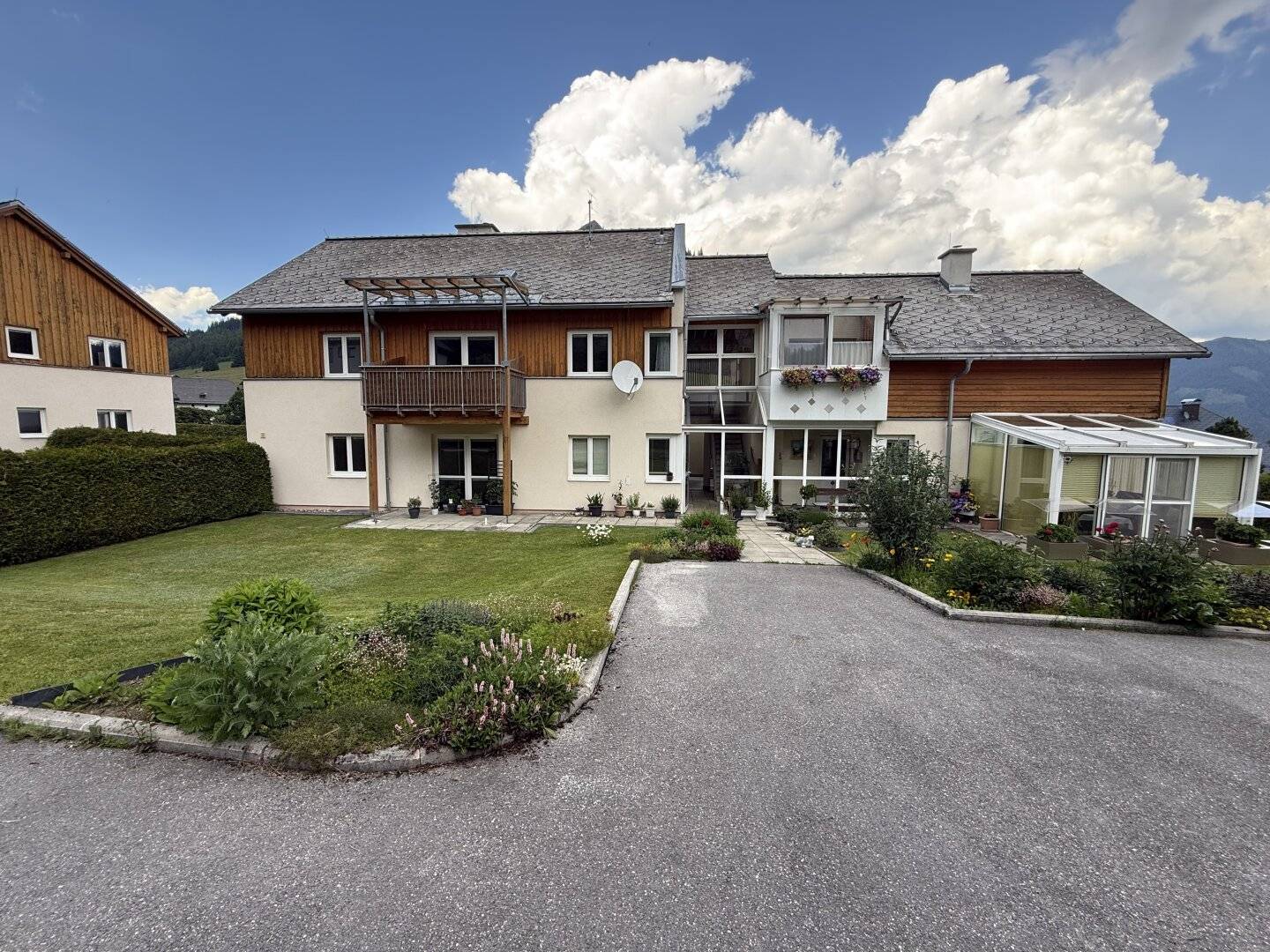 Zweitwohnsitzfähige 4 Zimmer Eigentumswohnung mit südseitigem Balkon und Garage