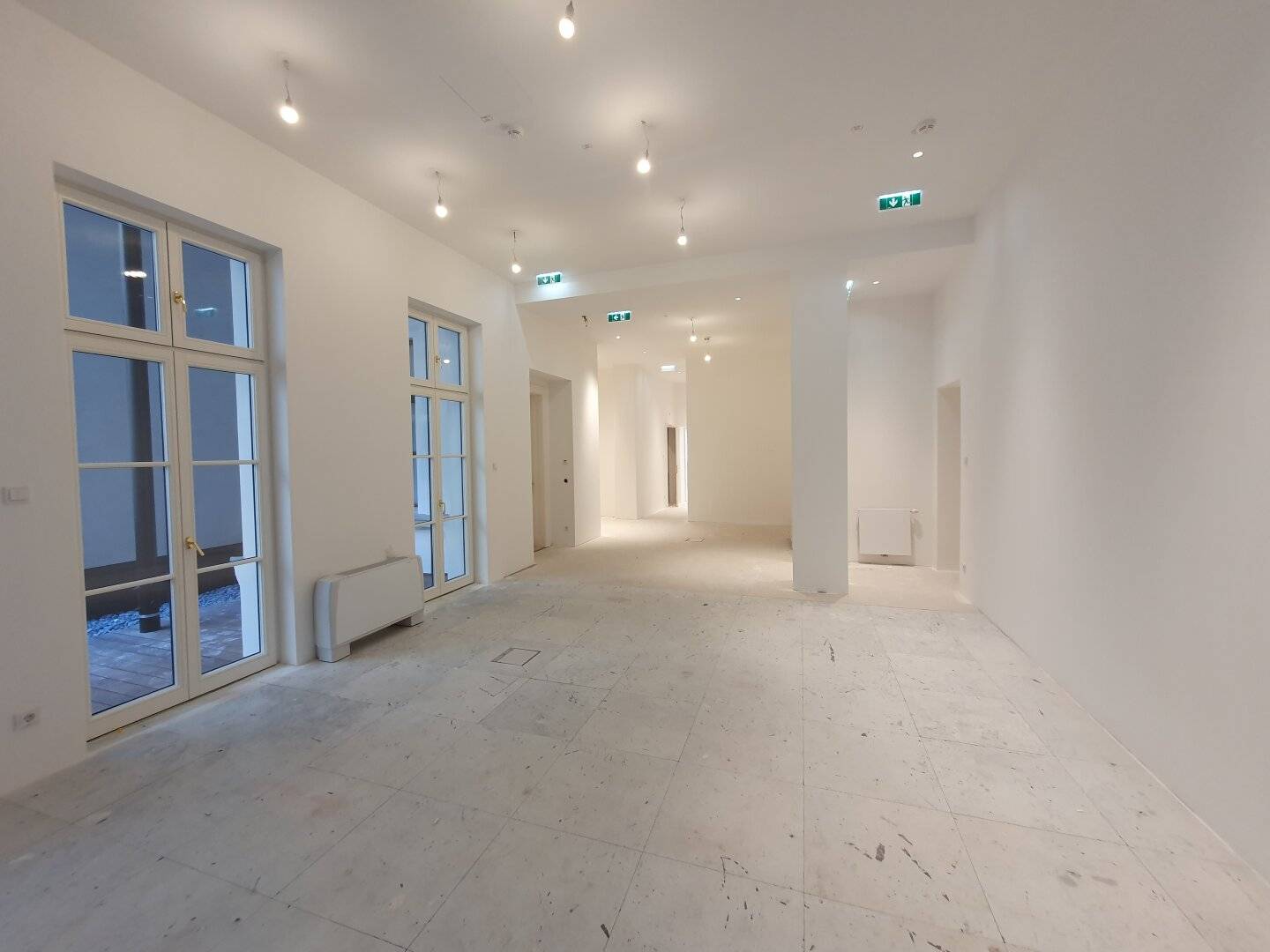 ERSTBEZUG - Repräsentatives Büro in der Rathausstraße mit kleiner Terrasse zum Innenhof ausgerichtet