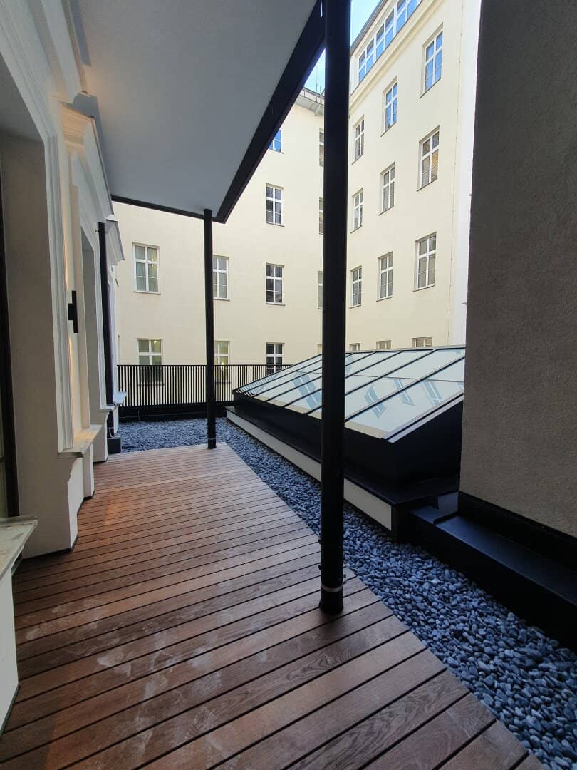 ERSTBEZUG - Repräsentatives Büro in der Rathausstraße mit kleiner Terrasse zum Innenhof ausgerichtet