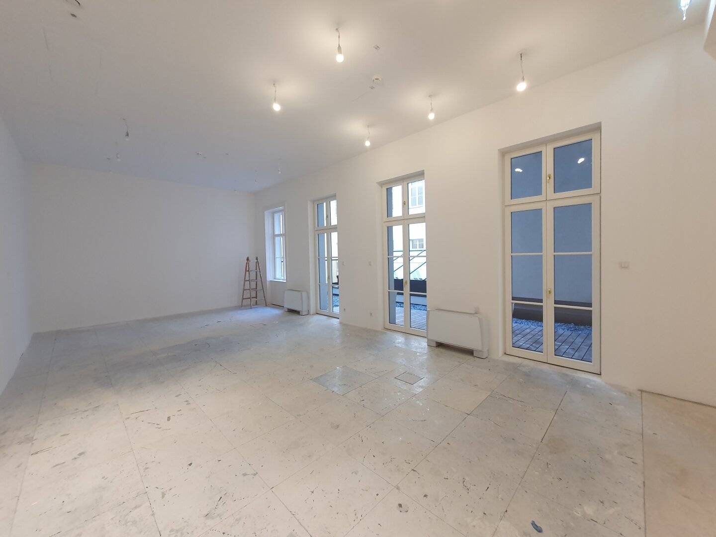 ERSTBEZUG - Repräsentatives Büro in der Rathausstraße mit kleiner Terrasse zum Innenhof ausgerichtet