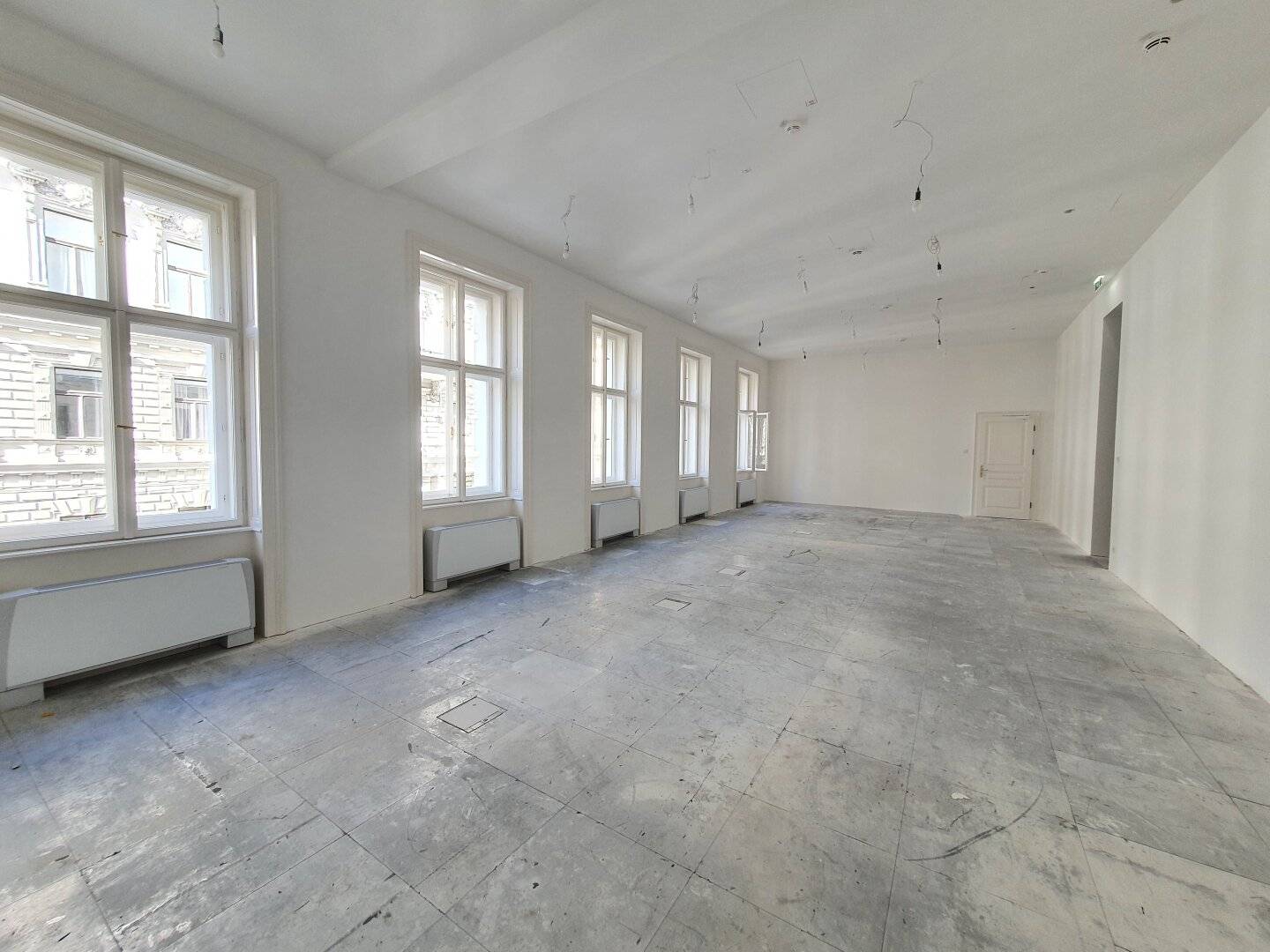 ERSTBEZUG - Repräsentatives Büro in der Rathausstraße mit kleiner Terrasse zum Innenhof ausgerichtet