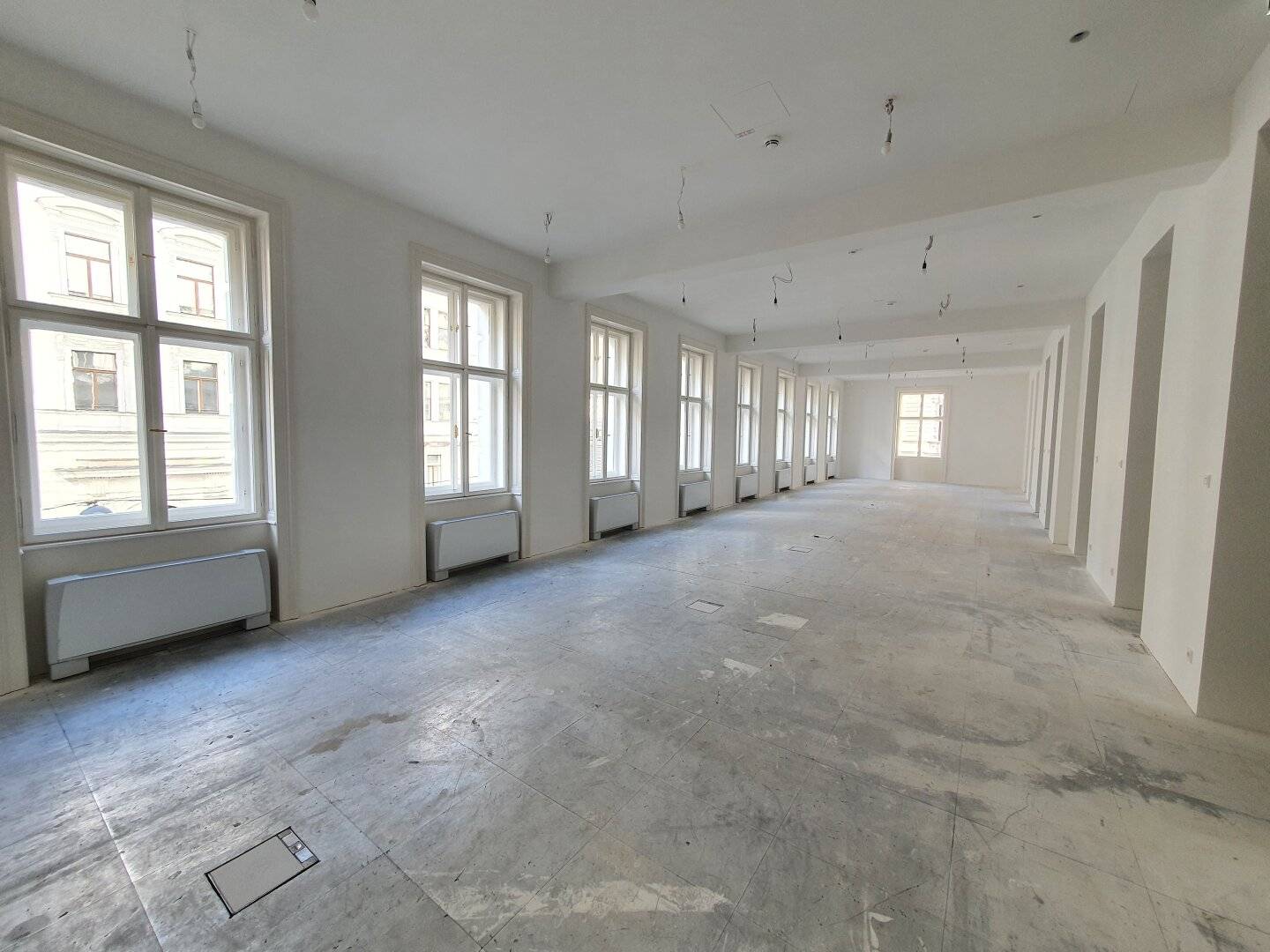 ERSTBEZUG - Repräsentatives Büro in der Rathausstraße mit kleiner Terrasse zum Innenhof ausgerichtet