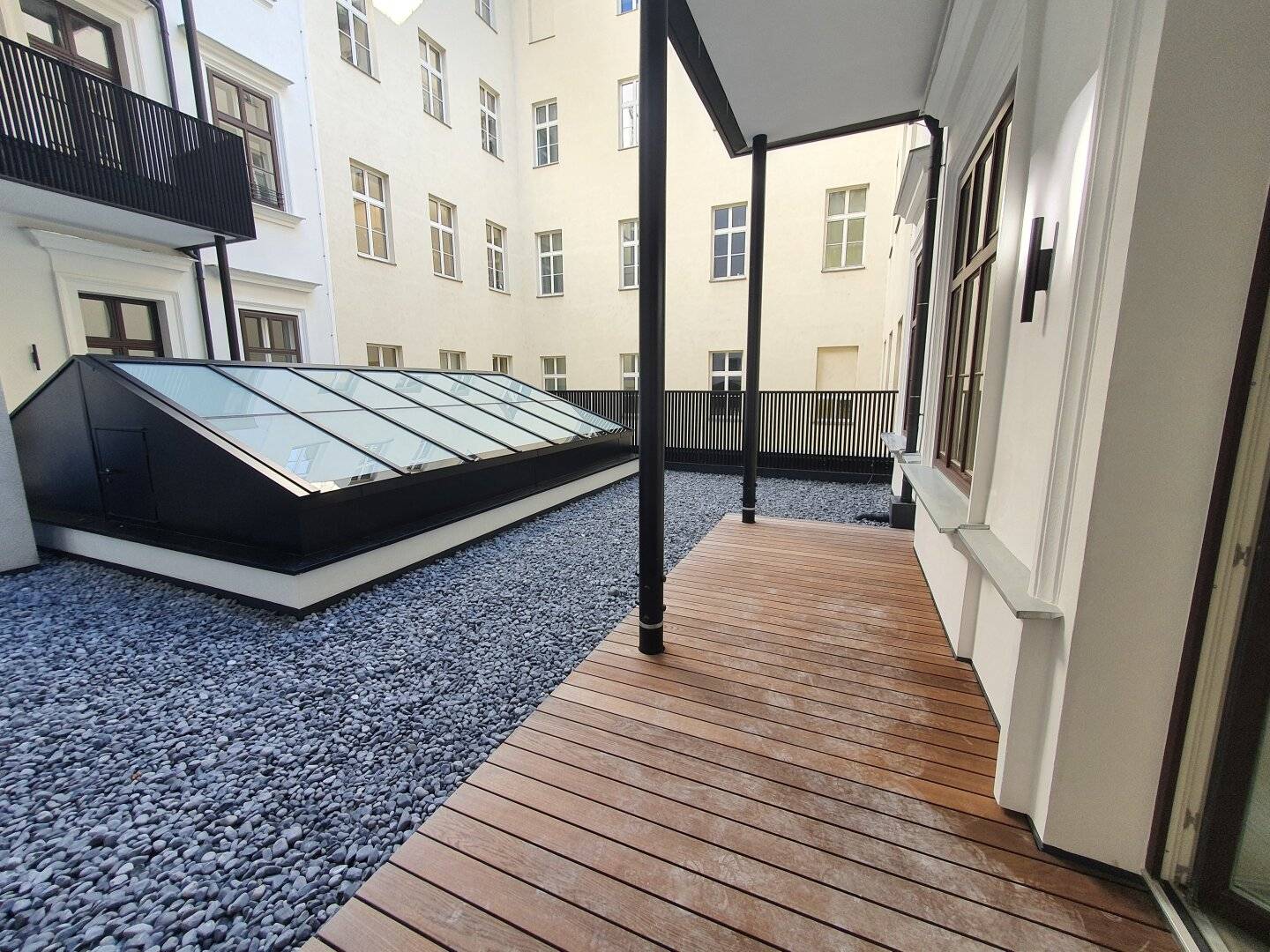 ERSTBEZUG - Repräsentatives Büro in der Rathausstraße mit kleiner Terrasse zum Innenhof ausgerichtet