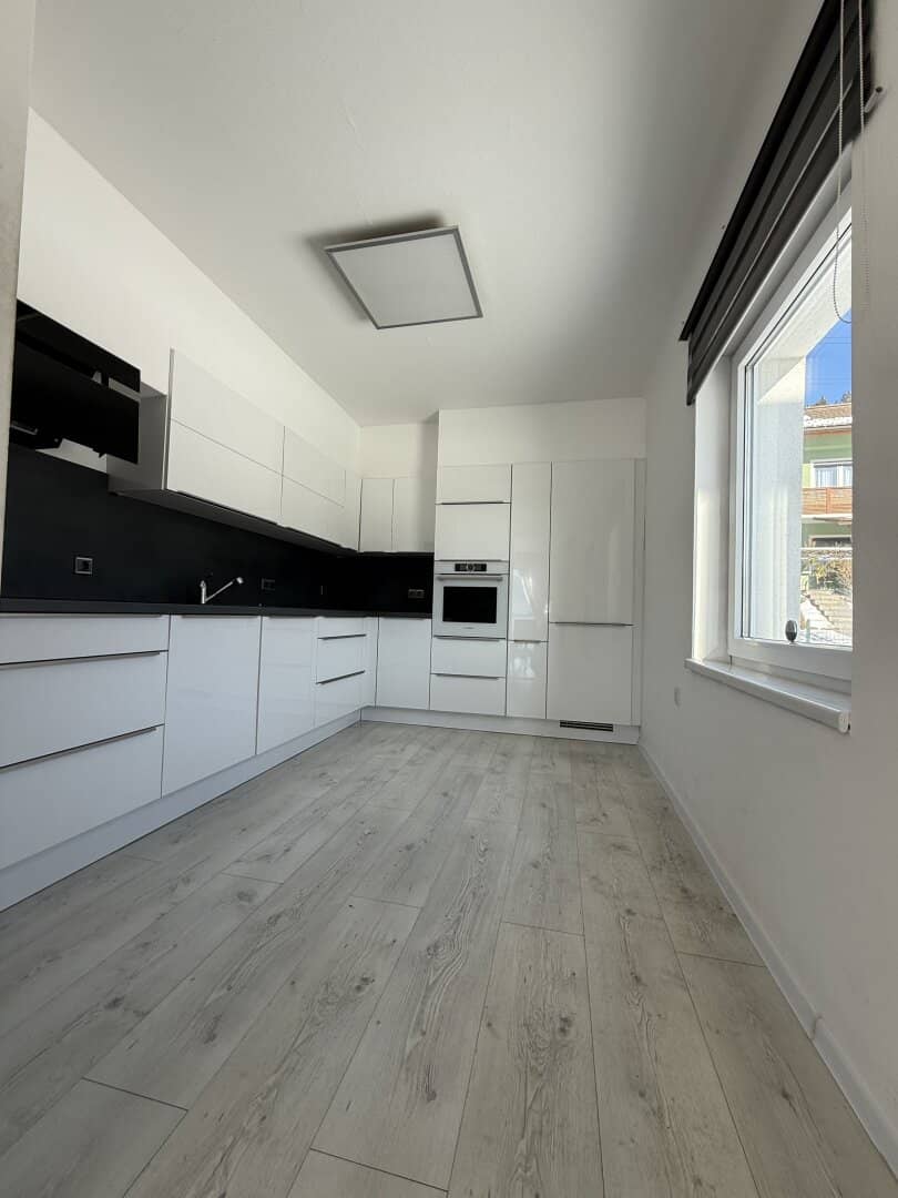 Wohnhaus mit großer süd-westseitigen Terrasse, südseitiger Balkon, Garagen u. Carports in herrlicher Ruhelage!
