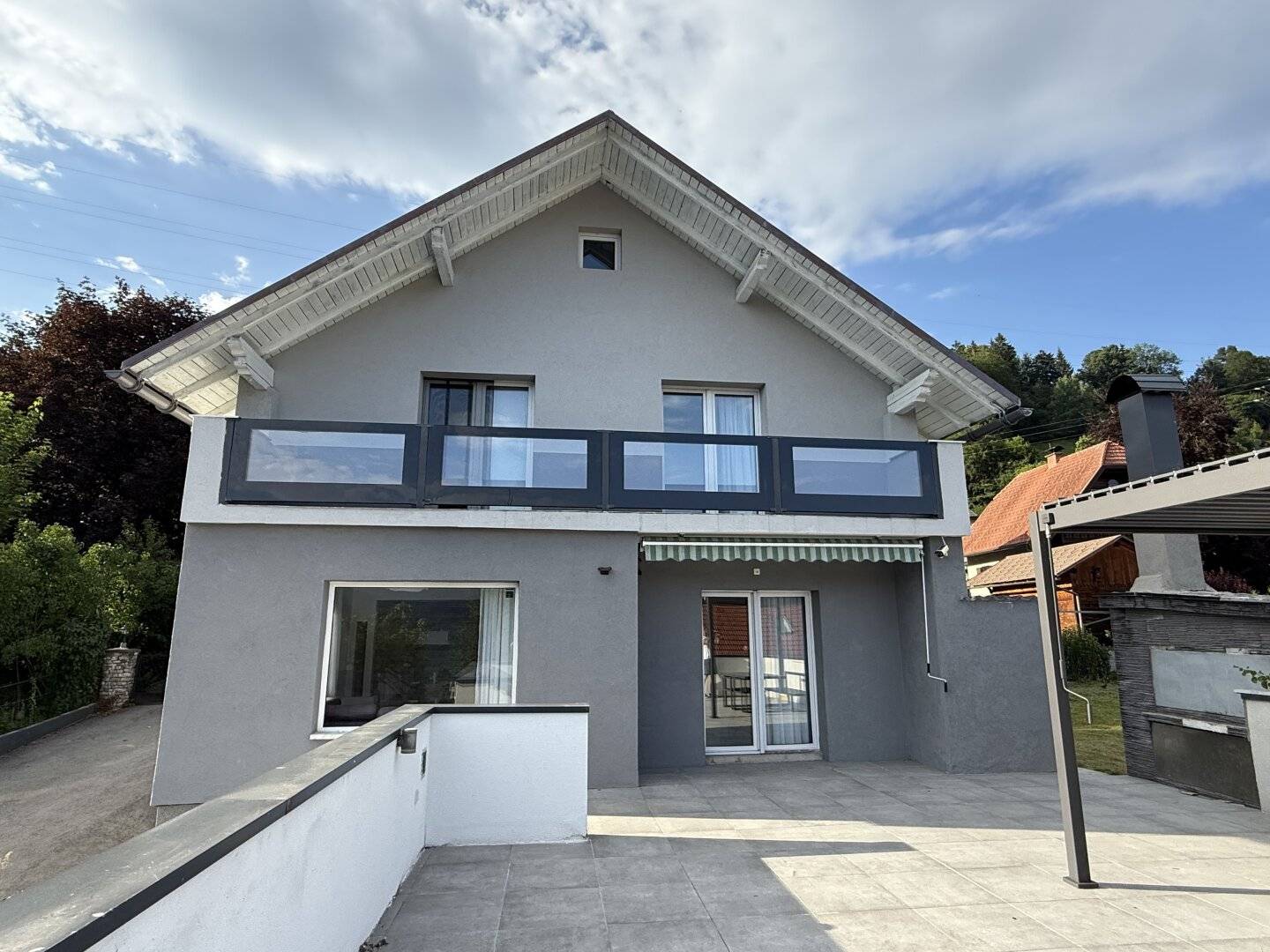Wohnhaus mit großer süd-westseitigen Terrasse, südseitiger Balkon, Garagen u. Carports in herrlicher Ruhelage!