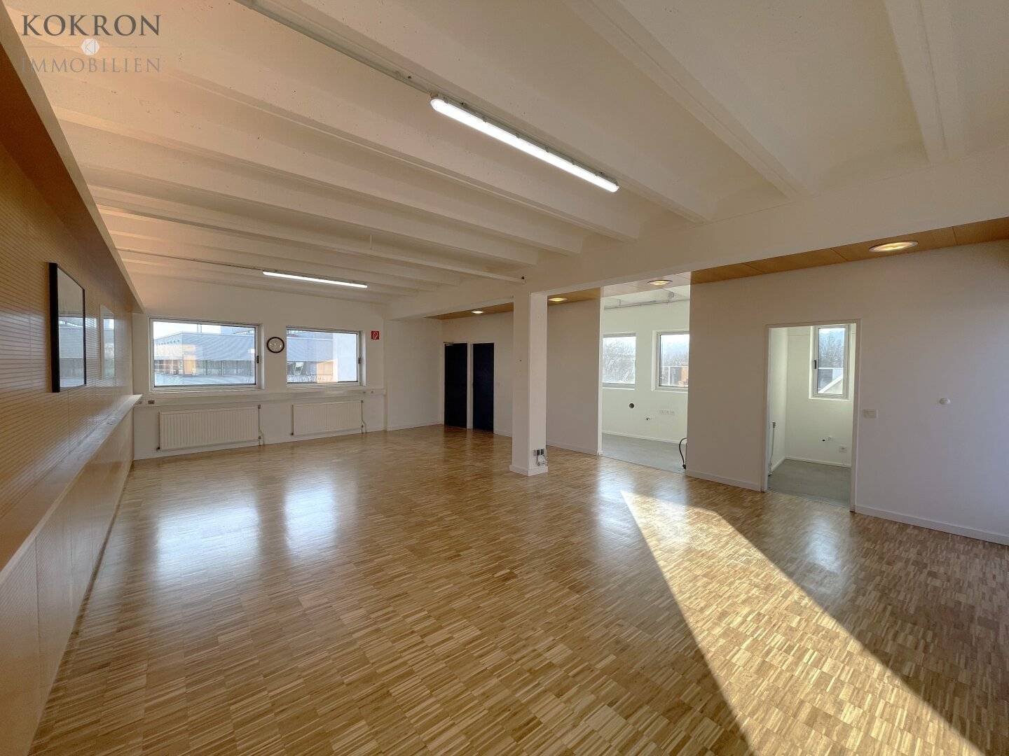 Bright office in the attic with its own terrace, all inclusive rent
