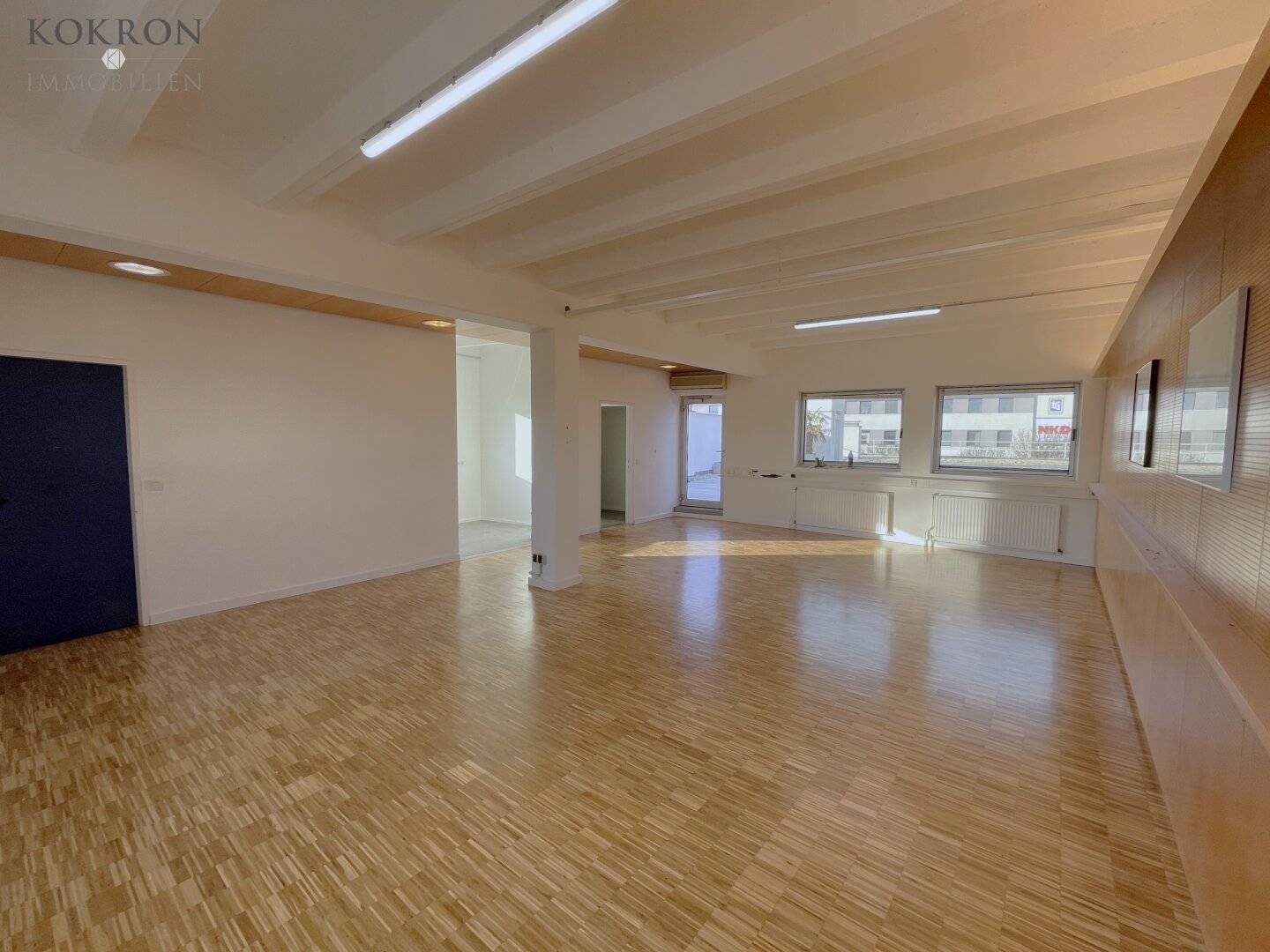 Bright office in the attic with its own terrace, all inclusive rent