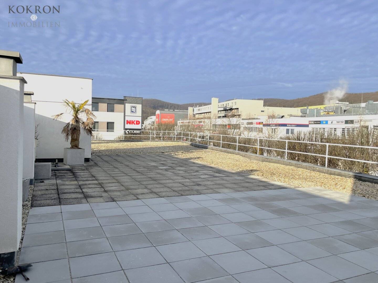 Bright office in the attic with its own terrace, all inclusive rent